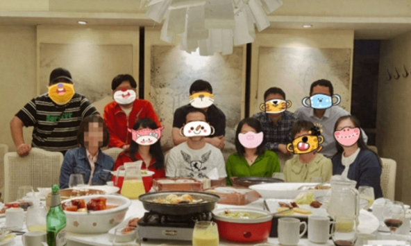 11 người trong bức ảnh đều có 1 điểm chung đáng ngưỡng mộ, nhưng câu chuyện phía sau mới gây tranh cãi