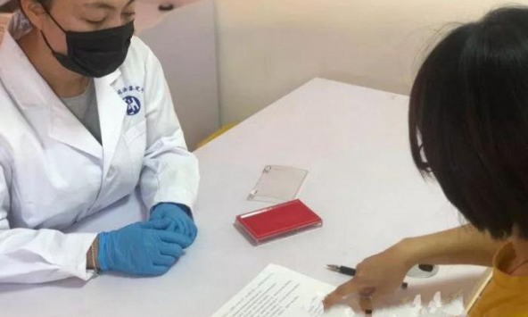 Vì kết quả xét nghiệm ADN, người phụ nữ suýt tìm nhầm cha cho con