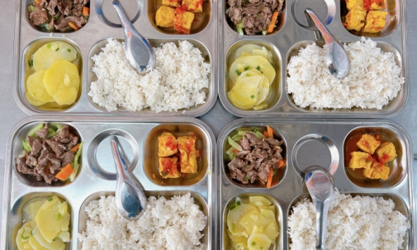 Ngỡ ngàng với suất cơm của 1 trường làng ở Hà Nội: Chỉ 20 nghìn đồng nhưng cực đầy đặn, ngày nào học sinh cũng no căng bụng