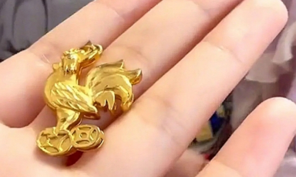 Con gái đi học về mang theo một mặt dây chuyền bằng vàng, mẹ vội truy nguồn gốc và cái kết gây choáng váng