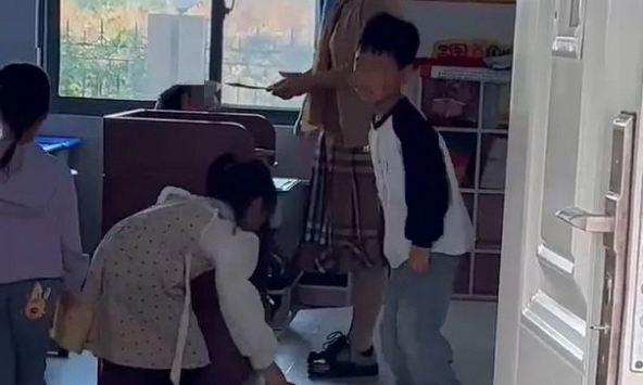 Nhìn xuống chân cô giáo, cư dân mạng phát hiện điều bất thường: Quá 'phản sư phạm'