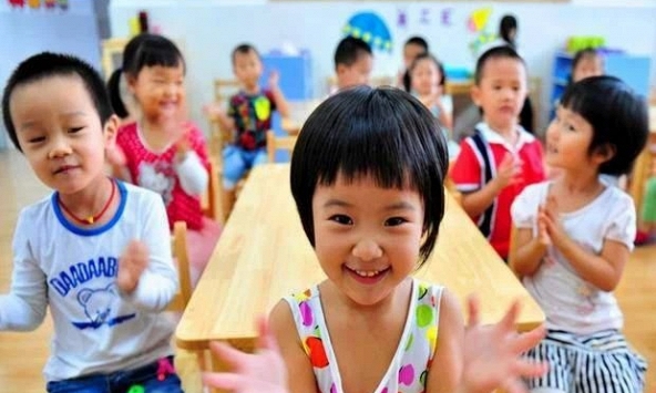 Con gái không bao giờ có mặt trong bức ảnh lớp, mẹ nhẹ nhàng nói 1 câu với cô giáo mà được nhận xét: EQ cao quá!