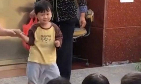 Cậu bé nhất quyết không đi học, cô giáo 'tung chiêu độc' khiến phụ huynh cười lăn lộn: Phen này không đi học không được!