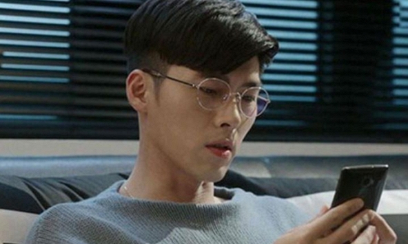 Chồng thích nhắn tin 'mập mờ' với nữ đồng nghiệp cùng công ty, vợ trẻ cao tay khiến chồng khóc thét