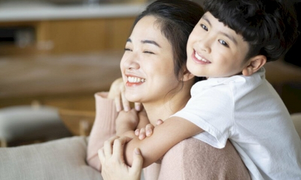 Nghe con trai trò chuyện với bạn học, bà mẹ rùng mình, vội vàng thay đổi 1 điều quan trọng