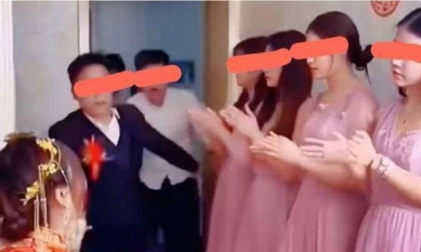 Chuyện thật như đùa: Chú rể hốt hoảng khi mở cửa nhìn thấy dàn phù dâu toàn là... người yêu cũ