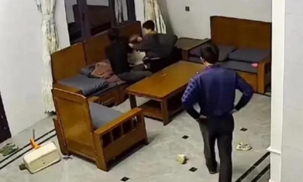 Chứng kiến hành động luân phiên của ông bà nội với con gái 3 tuổi, người mẹ dứt khoát đòi ly hôn