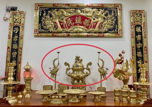 Tại sao bộ tam sự trên bàn thờ đôi hạc luôn phải đi cùng đỉnh thờ?