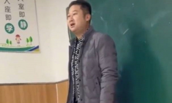 Bố của học sinh dốt nhất lớp đứng lên phát biểu, chỉ nói vài câu mà được khen nức nở: 'Anh này đúng là người có trí tuệ cao!'