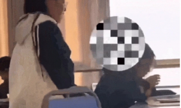 Nữ sinh có hành động hung hăng trong thư viện, phản ứng của nhà trường gây tranh cãi: Đây có thật là môi trường sư phạm?