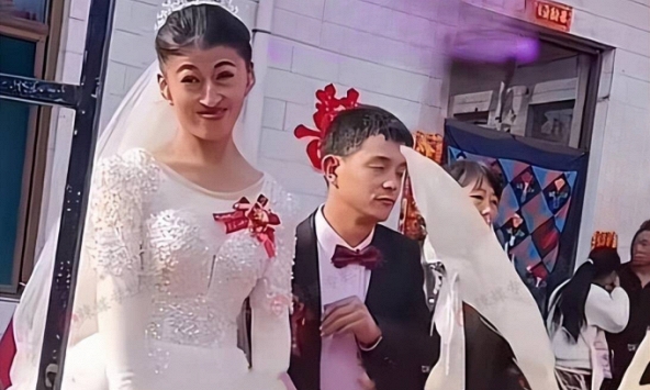 Cô dâu bị dân làng chế giễu vì ngoại hình 'không giống ai', chú rể đáp một câu khiến mọi người tự 'ngượng'