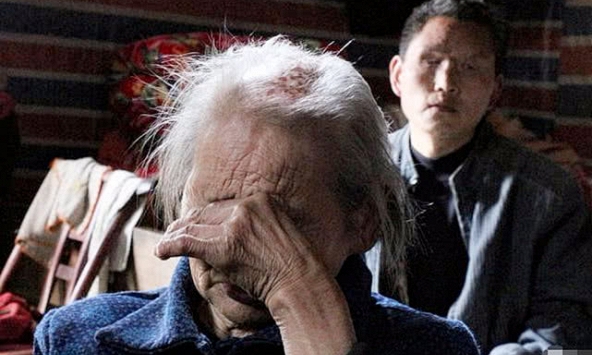 Có một hành động bị cho là 'kiểu bất hiếu mới', cha mẹ thì tự hào nhưng con cái lại rơi nước mắt