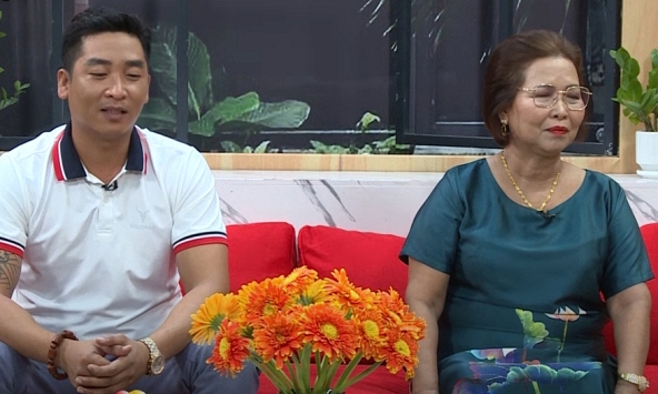 Con rể chăm sóc mẹ vợ từng món ăn ly nước, ban đầu không ưa mà về sau hợp nhau đến lạ