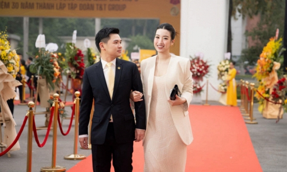 'Mẹ bỉm' Đỗ Mỹ Linh khoe dáng bên cạnh chồng thiếu gia, nhìn ánh mắt là biết say đắm vợ thế nào 