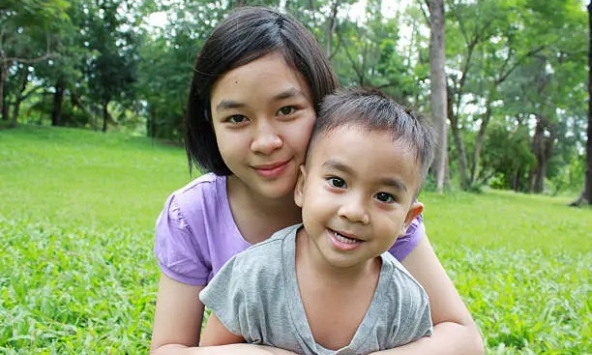 “Mẹ ơi, sao mẹ lại đi xe điện trong khi người khác đón con họ bằng ô tô?” - Câu trả lời của phụ huynh được khen ngợi