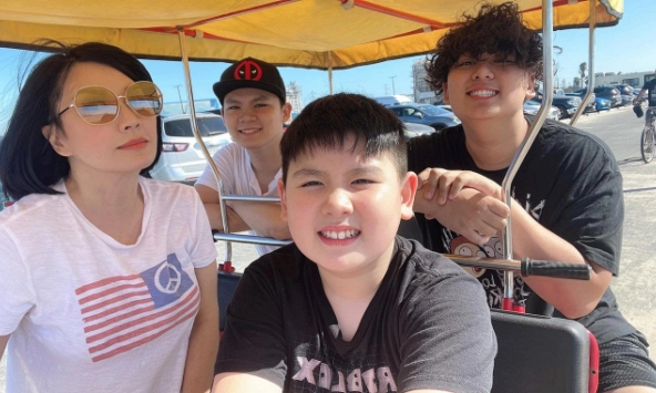  Con trai nhuộm đầu tóc nhìn 'gai mắt', vợ cũ Bằng Kiều để yên 2 tháng rồi có cách ứng xử được khen: Bà mẹ điểm 10