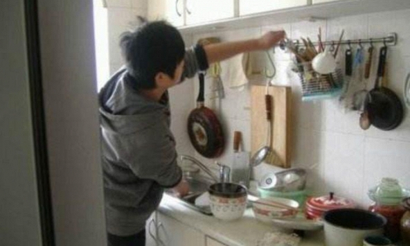 Nhờ chồng rửa bát hộ, vợ phát hoảng vì phản ứng không tin nổi của mẹ chồng