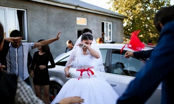 Trong ngày tái hôn, cô dâu khóc cạn nước mắt vì chồng cũ gửi 'video kỷ niệm'