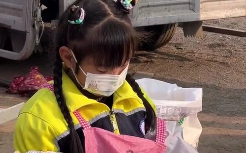 Bức ảnh hai anh em giữa khu chợ gây 'bão' mạng: Một đứa trẻ về sau hiếu thảo hay không có thể nhìn ra từ chi tiết đơn giản này