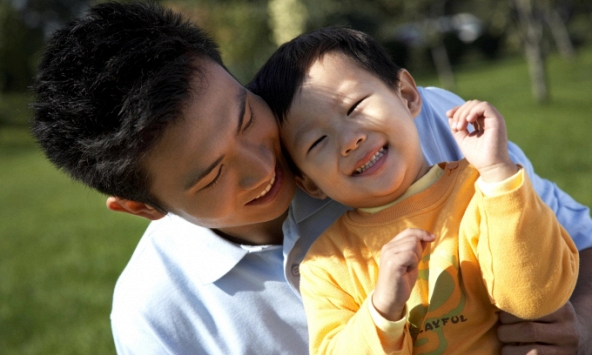 Dù gia đình giàu hay nghèo, nếu bố cùng con làm 4 việc này thì con lớn lên dễ thành công, mẹ cũng được “hưởng lợi”