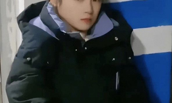 Phát hiện nữ sinh trốn học, bác bảo vệ giữ lại để báo cáo với nhà trường, danh tính thật của em này sau đó khiến bác xin lỗi vội