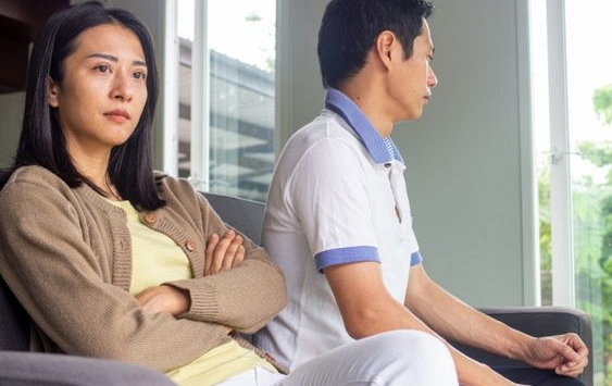 Phụ nữ sau khi ngoại tình thường có 4 dấu hiệu này, không 'lệch' đi đâu được