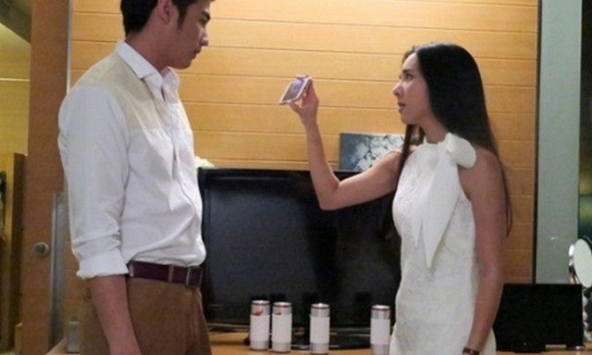 Sau 9 năm chung sống, vợ tỉnh dậy lúc nửa đêm rồi sụp đổ vì hành động của chồng