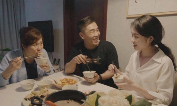 Lần đầu tiên về ra mắt, mẹ bạn trai nhờ rửa bát, cô gái nói một câu khiến thái độ của bà thay đổi ngay lập tức