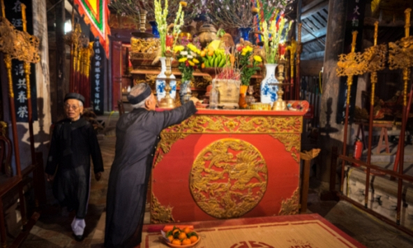 Sự thật việc cắm hoa cúc trên bàn thờ khiến tiêu tán tài lộc