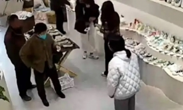 'Sau khi chứng kiến cảnh mẹ mua giày cho con gái, tôi mới hiểu vì sao một số trẻ lớn lên không biết ơn'