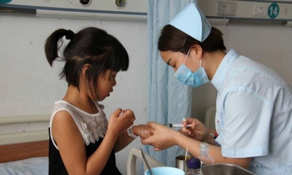 Cô con gái 13 tuổi bị chê có thân hình 'bốc mùi', sau khi khám, bác sĩ giận dữ tố người mẹ quá vô trách nhiệm