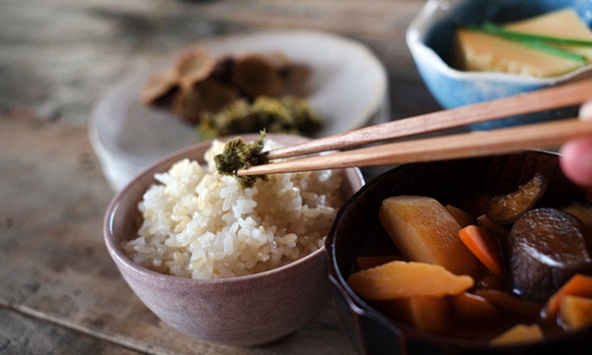 Thứ trong bếp ngày nào bạn cũng dùng để ăn có thể chứa 2 loại vi khuẩn gây ung thư nếu không được làm sạch đúng cách