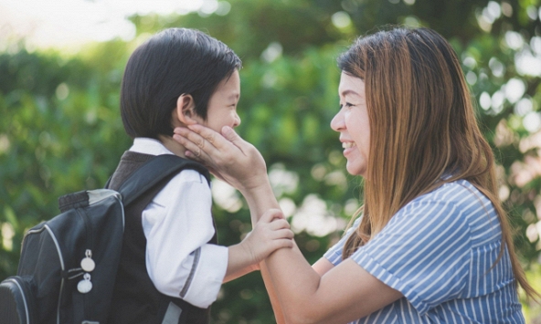 Phụ huynh nên kiểm tra cặp sách của con nhiều hơn, nếu phát hiện 4 điều bất ngờ này, cần cảnh giác