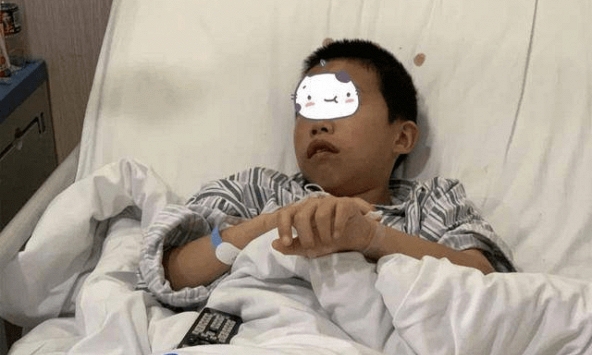 Cảnh sát ngỡ ngàng khi nhận cuộc gọi của cậu bé cấp 1, nghe nội dung báo an xong phải liên lạc gấp với giáo viên