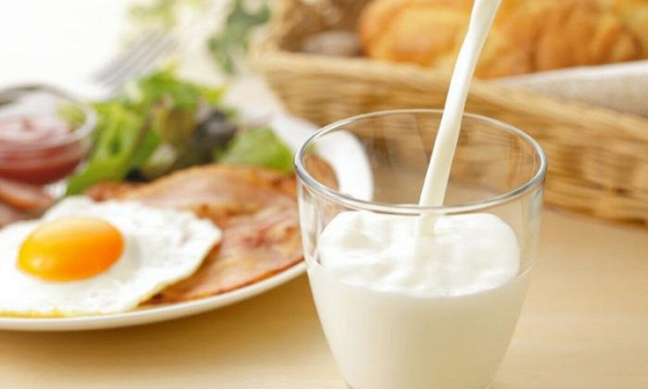 Sau 50 tuổi là giai đoạn quan trọng để 'bảo dưỡng xương', ghi nhớ 4 thời điểm tốt trong ngày để uống sữa, tăng cường canxi