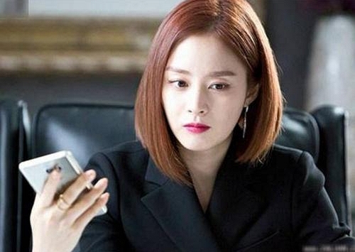 Dùng điện thoại của chồng chuyển khoản cho bạn thân vào ngày sinh nhật, người phụ nữ sốc khi nhận được 4 từ