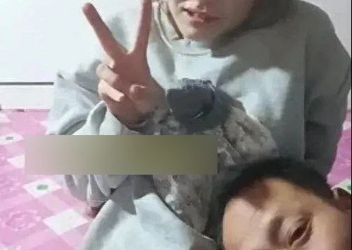 Con gái xinh xắn về thăm gia đình, hành động của người bố thổi bùng tranh cãi: Có vấn đề thật hay người ngoài quá nhạy cảm?