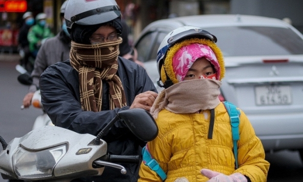 Bé gái 2 tuổi méo miệng, liệt dây thần kinh số VII vì đi xe máy buổi tối: BS khuyến cáo 6 việc QUAN TRỌNG để phòng bệnh ngày lạnh