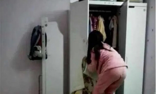 Con trai đã lớn nhưng mẹ vẫn vô tư thay đồ trong nhà, đến khi nghe con ấp úng nói 1 câu thì xấu hổ, vội chấn chỉnh hành vi