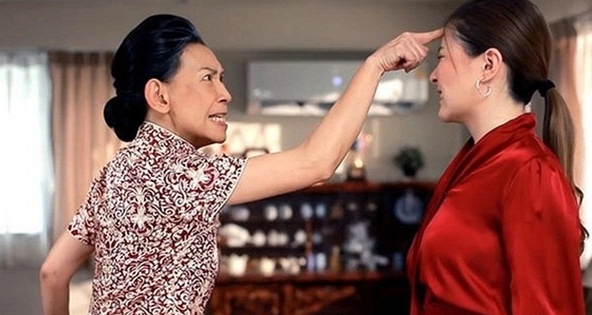 Cả gia đình đi du lịch nước ngoài, mẹ chồng yêu cầu riêng con dâu tự trả tiền và cái kết