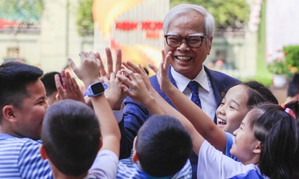 Thầy hiệu trưởng ở Hà Nội cho biết: Kiểm tra 500 học bạ đầu vào lớp 10 thì hết 300 học sinh khá giỏi đều có lời phê giống nhau