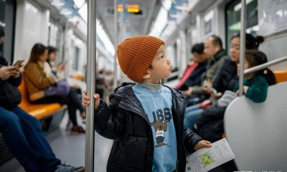 Đứa trẻ không nhường chỗ bị mắng 'không có giáo dục', mẹ bé đáp trả khiến mọi người xung quanh bật cười