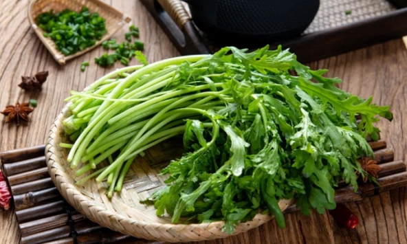 Hóa ra đây là thứ rau 'bổ nội tạng', xưa kia chỉ dùng cho Hoàng đế, nay mọc đầy trong vườn người Việt