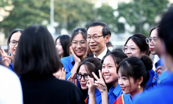 '1.000 người Việt Nam đi ra nước ngoài thì rất nhiều người làm thuê...' - bài phát biểu của thầy Hiệu trưởng ở Hà Nội gây xúc động