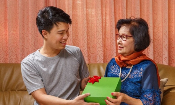 Yêu 3 năm toàn 'tay không bắt giặc', bỗng dưng sáng mùng 1 bạn trai khiến cả nhà vợ tương lai choáng váng vì quà Tết