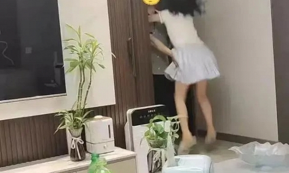 Đoạn video 'thân mật' của cha và con gái lan truyền chóng mặt: Cha con thân thiết đến mấy mà không có ranh giới thì hậu quả khó lường