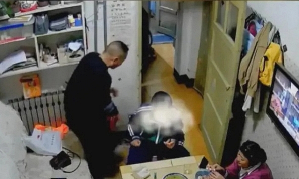 Nghe tin con trai được 4 điểm kiểm tra Toán, bố tức giận đá vào ghế nhưng hành động sau đó quá bất ngờ