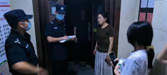 Một bé gái bị bỏ lại đồn công an, tiết lộ cuộc đời bi thảm khiến ai nấy bật khóc: Kết quả sau đó không tin nổi