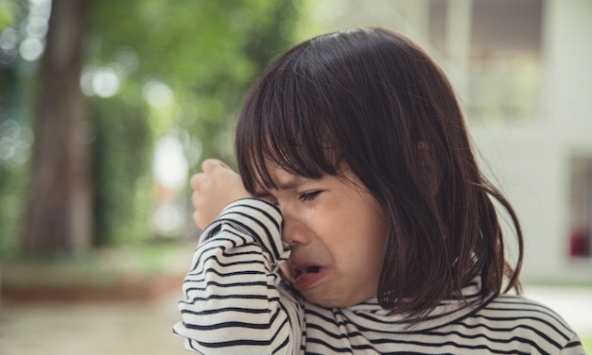 Bé gái 6 tuổi gần như bị mù chỉ trong một đêm: 'Mẹ ơi, thà đừng sinh con còn hơn đối xử một cách tàn nhẫn như vậy!'