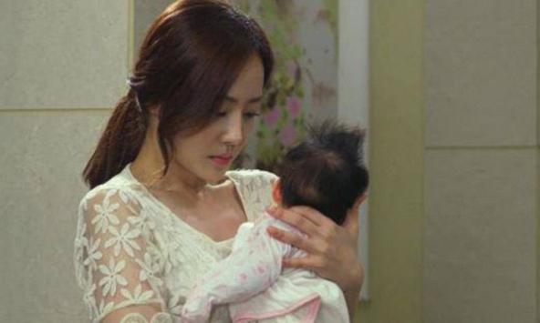 Ly hôn 7 tháng thì vợ cũ sinh con, người đàn ông vui mừng đến nhận và chết lặng vì sự thật sau đó